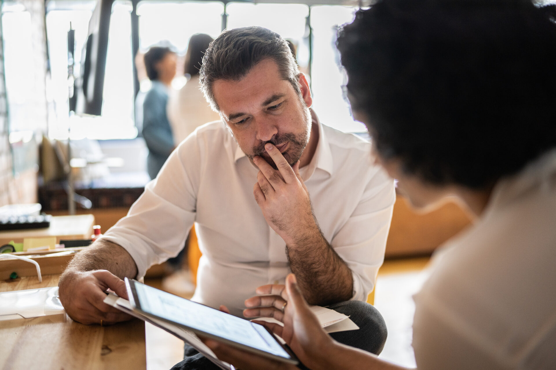 Business professional receiving AWS advice from AWS expert. 